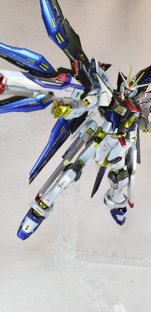 ポーズ２
MA-M21KF 高エネルギービームライフル
    旧フリーダムに装備されたMA-M20 ルプスの改良モデル[85]。両手で計2挺を携行し、二つのビームライフルを前後に連結することで、より高出力[85]かつ長射程のロングレンジ・ビームライフル[122]としての使用も可能となっている。複数敵機に対する攻撃に加え、遠距離・近距離戦といったあらゆる状況に対応する装備であり、使いこなすには、適切な状況判断を行うことが必要とされる[122]。非使用時には、両腰にマウントされる。