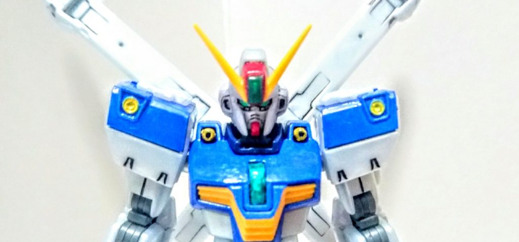 頭部、胸部アップ
マーカー塗装なのでムラが目立ちますね。
額のセンサーは段差をやすりで削って赤く塗ってHアイズの角を接着しました。
本来の胸部パーツは海賊部隊として運用するために施された増加装甲なのではと考えてオミットし、代わりにランナーを加工したセンサーを追加しました。
このせいでコアファイターが入らない?X魔王ではサテライトキャノンになってたし…