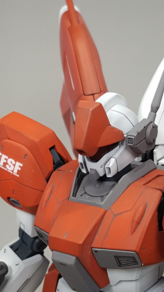 *NT-I*  **ニュータイプ-イミテーションシステム**
NT-Dのサイコミュ・ジャックを応用したシステムで、事前にプログラムした動きに限定されるが、ニュータイプでなくともサイコミュ兵器を使用することが出来る
発動時はバイザーが紅く変化する