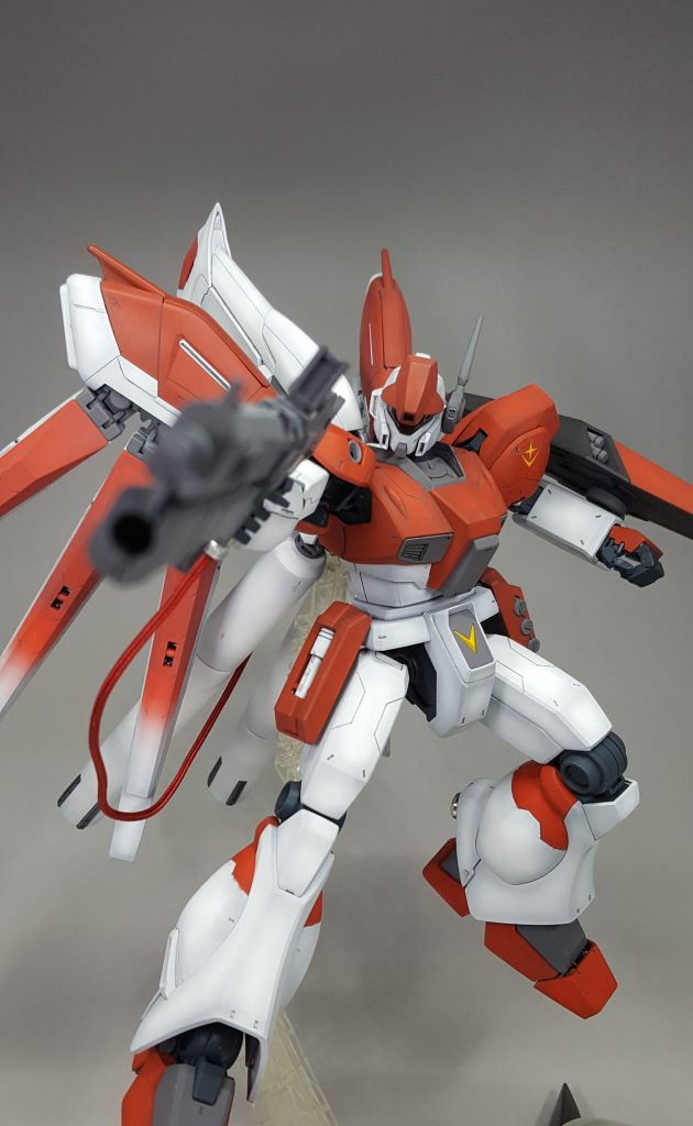 以下、武装説明( ・ω・)
*試験用有線式ビームライフル MADGUN ライフルモード*
戦況に応じて、中距離攻撃用のライフルモードと、長距離砲撃用のバスターモードに切り替えられる試験武装
通常のビームライフルよりもエネルギー消費が激しいため、ジェネレーターと有線で直結されている