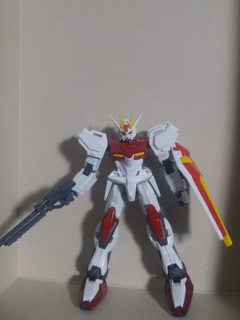 装甲未装備形態
頭とライフルとシールドもHGCE、肩はHGPストライク、腕胴脚はHGデュエルアサルトシュラウドとなっておりますね。
そして増加装甲はソードストライカーのためにHGPストライク2キット、ブルデュエルを使用しております。