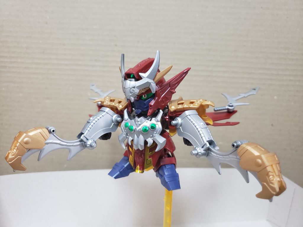 魔装形態
モデルはヴァサーゴチェストブレイクのトリプルメガソニック砲展開形態ですね。
目は張り替えではなく顔を前後交換で変えます。