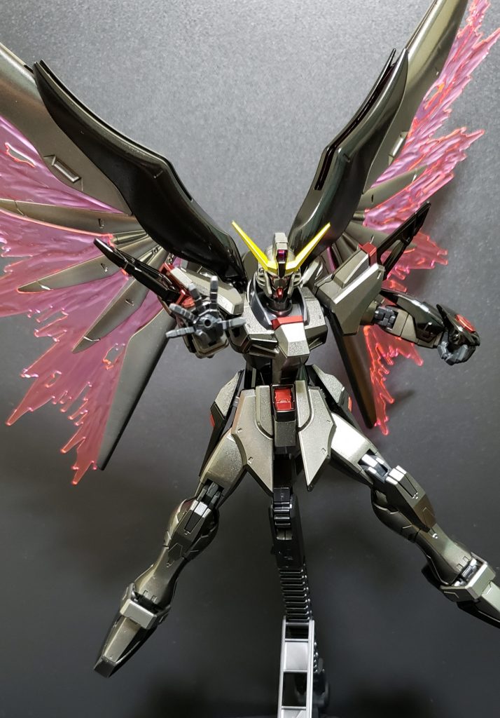 軽くなった事でさらなる機動力を獲得したデスティニー。
光の翼を展開し高速で移動できます。