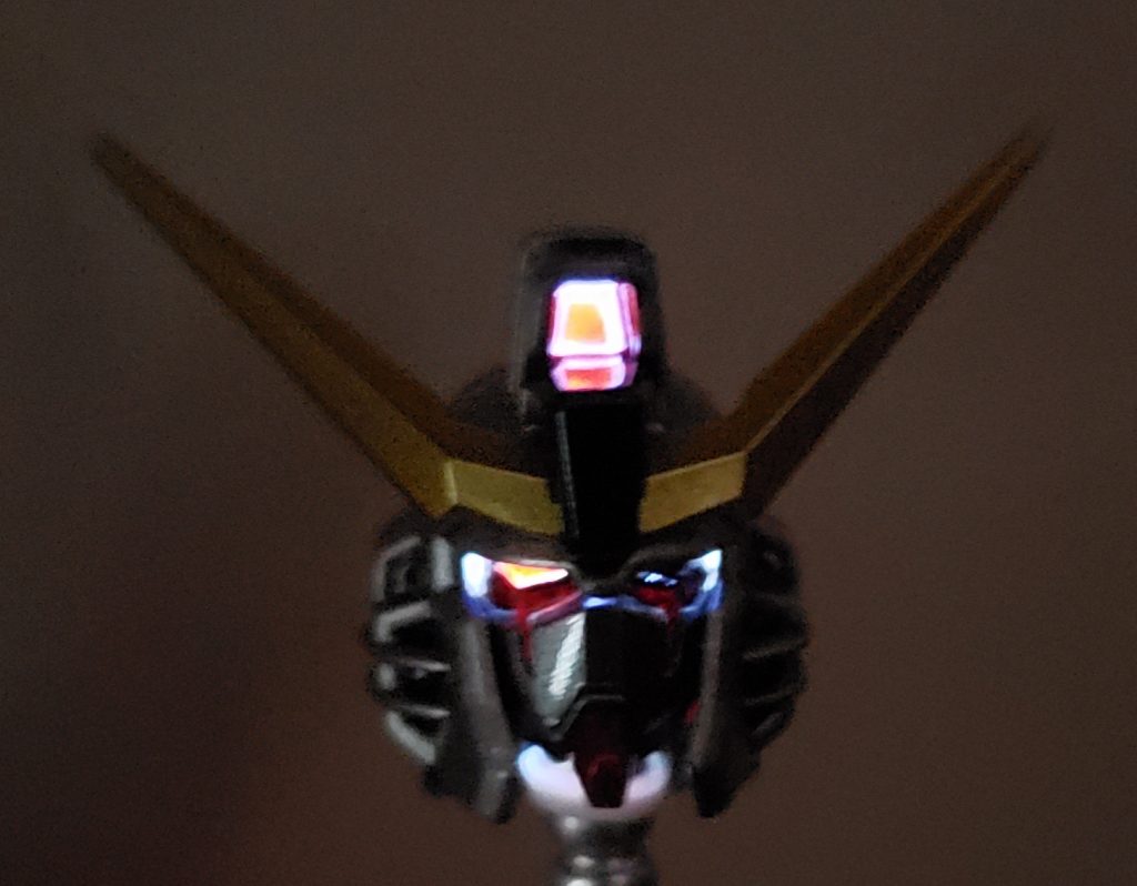 全体写真だと見にくいですがツインカメラは片方だけLEDで光ります。
なんかその方がジジイ感が出ると思ったので。