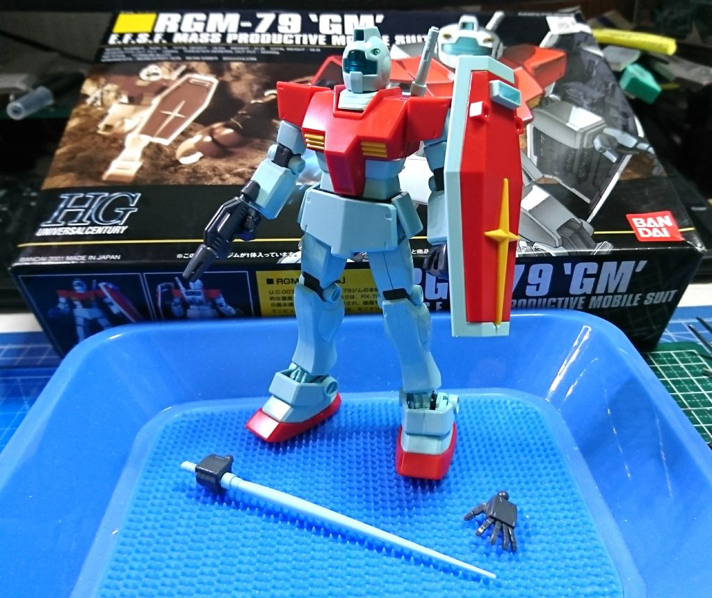 フロント。
頭の横、胸の上、肩横、前腕、腿、脛、足首アーマーに合わせ目があります。