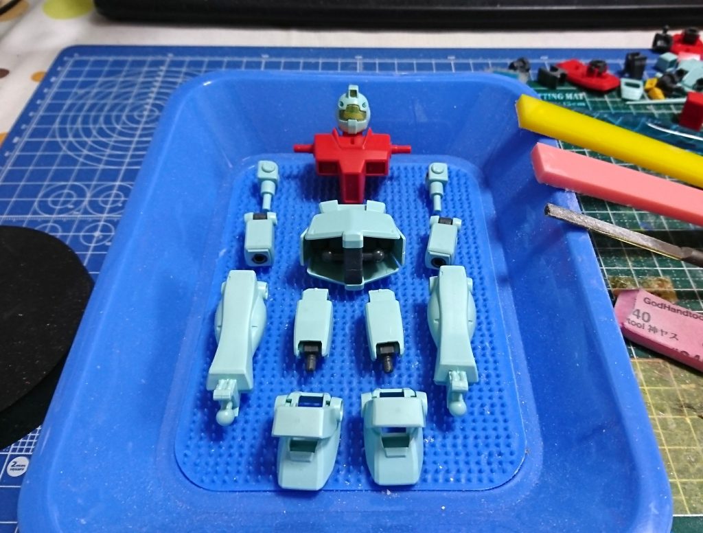 特に難しいことはしていません。
合わせ目消しをして、胴パーツは後嵌め加工。あとはモールドの掘り起こしくらいかな。