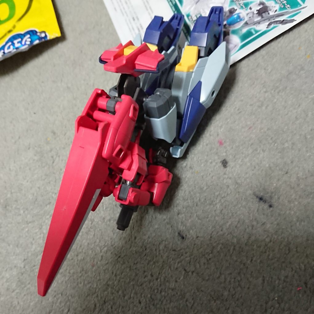 【初期状態】
twitterでもあげていたように、ベースはライトニングガンダムとイージスガンダム。イージスは結構古いキットだったが、軸がボールジョイントではなく、今主力の棒状のものであったため、無改造でライトニングガンダムの足を取り付けれた。