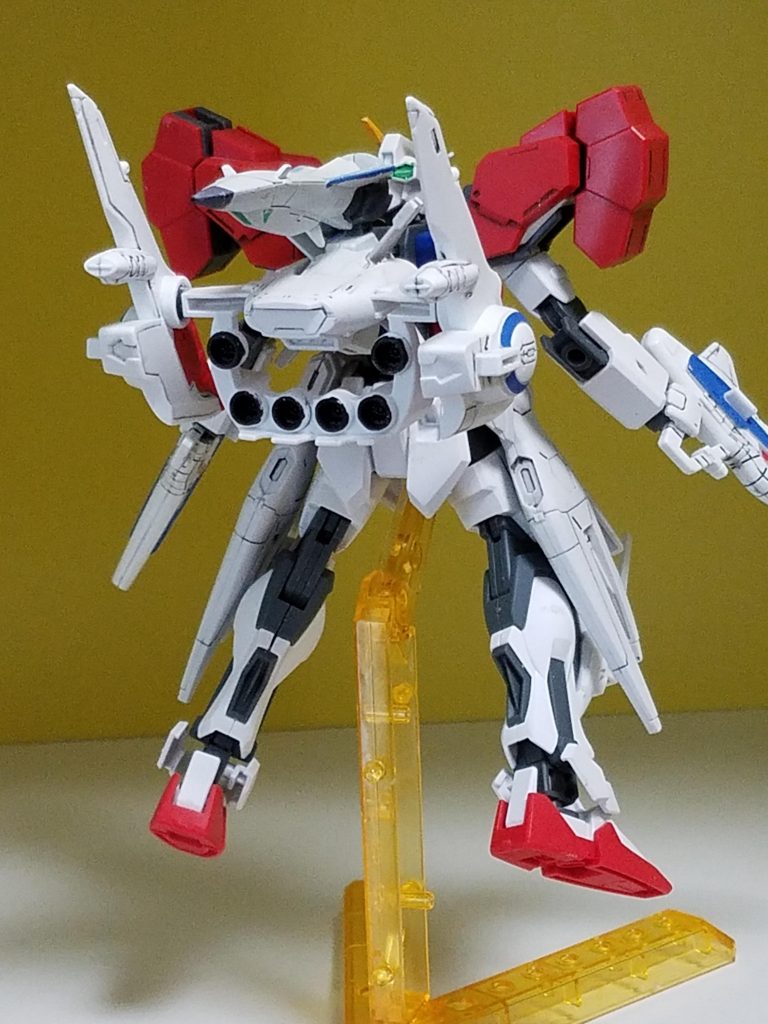 バックパックはローエングリン子のバックパックとガンバレルを組み合わせて作った「アークストライカー」。すごい推力を持っているゾ!組み立てる時にパーツつけ忘れてガンバレルのガトリングが付けれなくなりました。(失態)