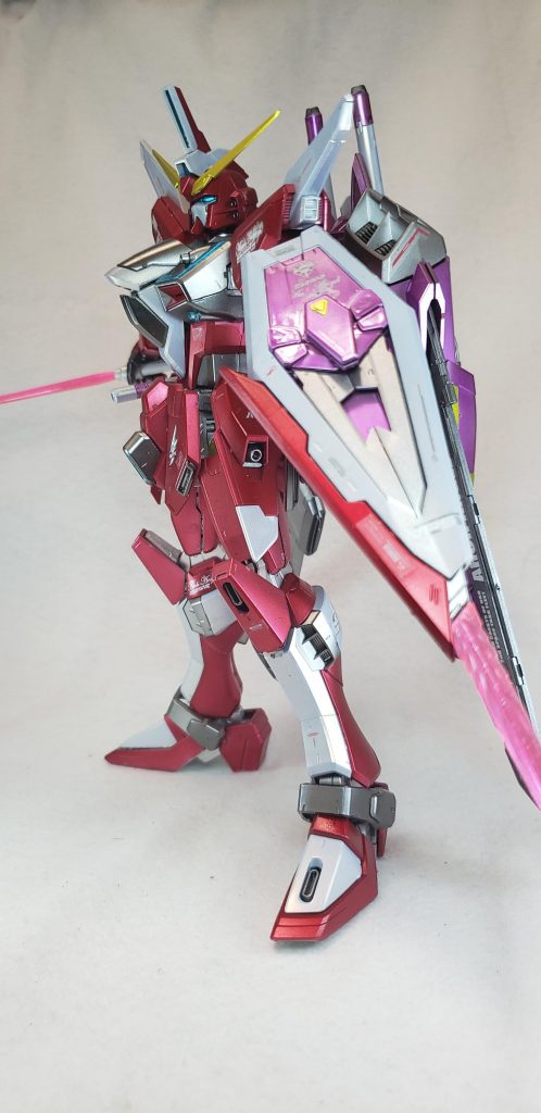 ポーズ４
MA-M02Gシュペールラケルタ ビームサーベル
ストライクフリーダムと共通のサーベル。シュペールとはフランス語で「スーパー」の意。
先代機のMA-M01ラケルタを改良した装備[37][注 19]。2刀連結状態の「アンビデクストラス・ハルバード」も引き続き利用可能[37]。最終決戦ではデスティニーのアロンダイトを真っ二つにし、同機の左手を掌底武装であるパルマフィオキーナごと斬り潰した。