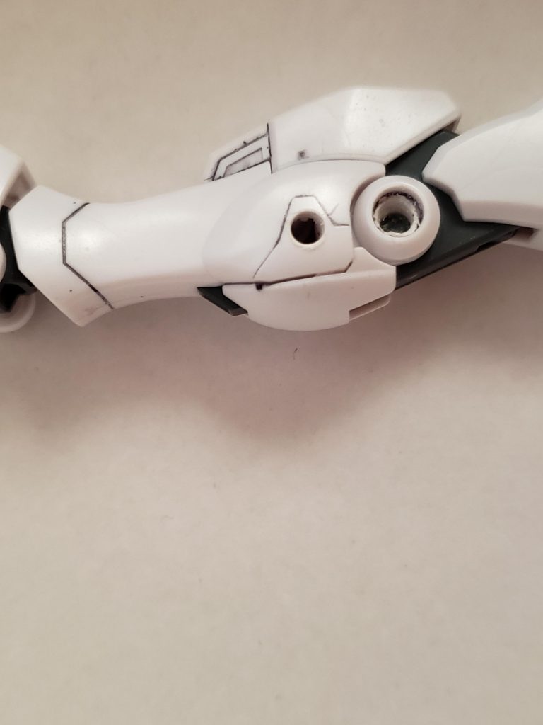 足に穴を開けてブレードを接続