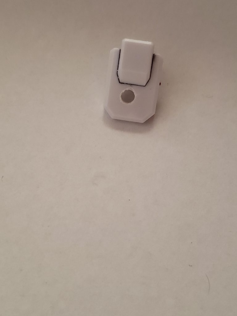 サイドアーマーにも同じく穴を開ける
穴がずれているのは、気にしないでください…