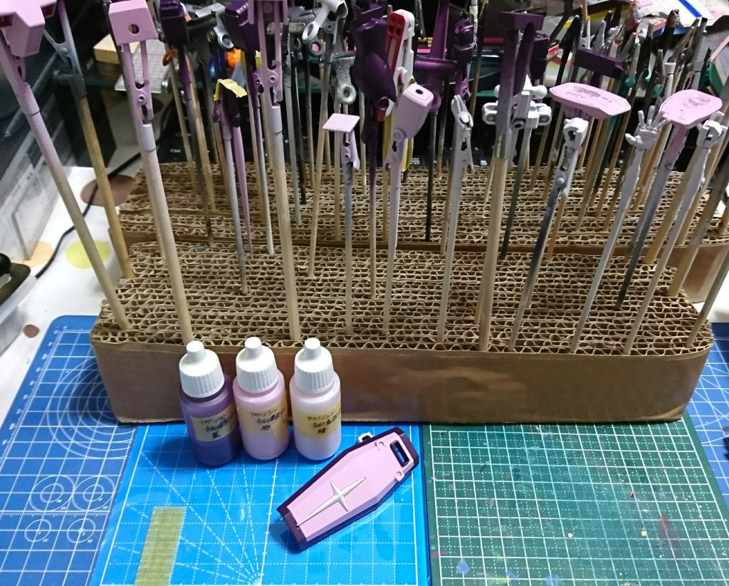 アクリジョンの令和慶祝カラー(桜、梅、菫)を、イージーペインターで吹きました。
マスキングをミスったとこやゴールド、ノズル奥のつや消し黒は筆でちょいちょいと。