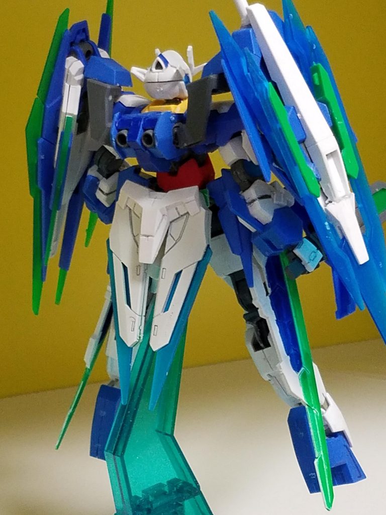 背面はこちら。塗装失敗しやがってますねクォレハ...バックパックをダブルオーダイバーの物にしてますね。腰にシアクアンタのパーツをつけてみました。