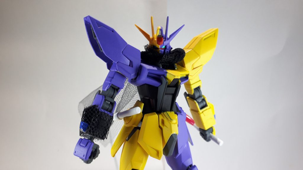 色は黄色と紫で左右非対称に塗り分けています。ニンニンコミックを参考に中途半端に左右非対称にしております(笑)