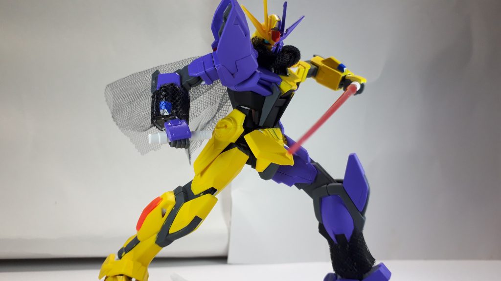 マフラーや網のおかげでそれっぽく構えてもニンジャ(マンガ家?)に見えますね。