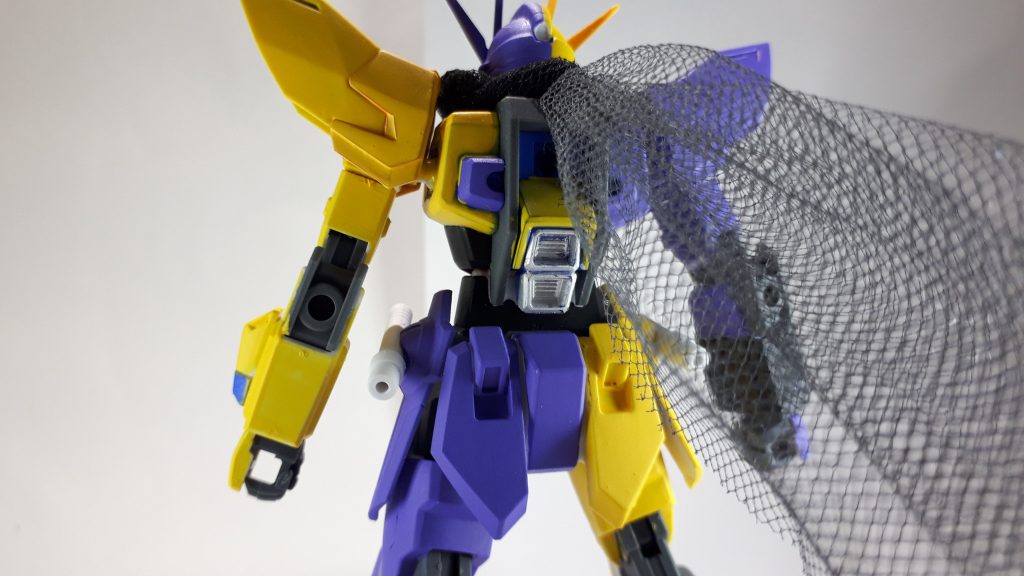 背面はこんな感じ。色分けが難しかった…。マフラーは百均のメッシュを適当に切って巻き付けて、サフを塗ってでっち上げました(笑)