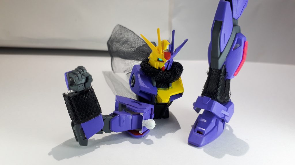 右腕、左足、鎖骨辺りには百均の手芸コーナーに売っていたメッシュを張り付け、貼り付けた部分はガンダムマーカーで黒塗装しています。紫もガンダムマーカーで、黄色はミスターカラーのキアライエローを筆塗りです。