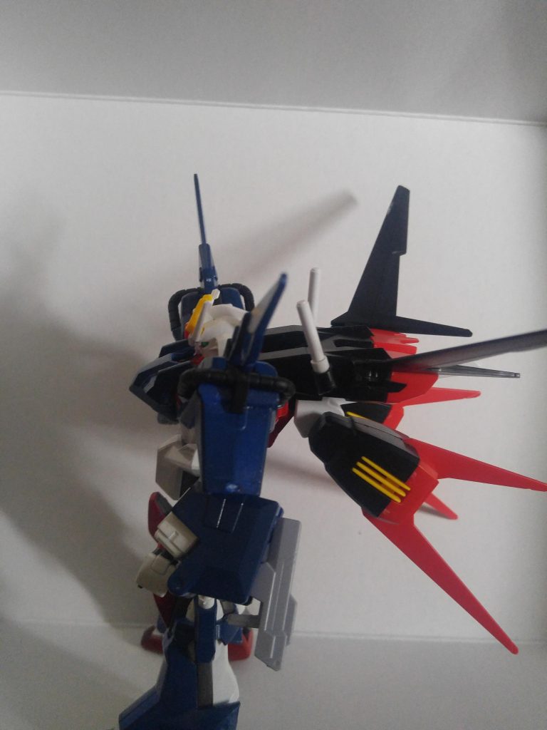 胴体はデュエルベースにし、HGCEのストライクの背中を加工し接着。エールストライカーもHGCEのものとなっております。
