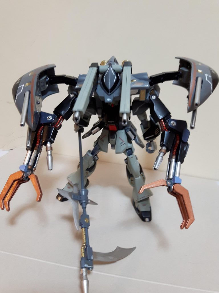 近距離ではアームで掴んでゼロ距離射撃で敵を粉砕。