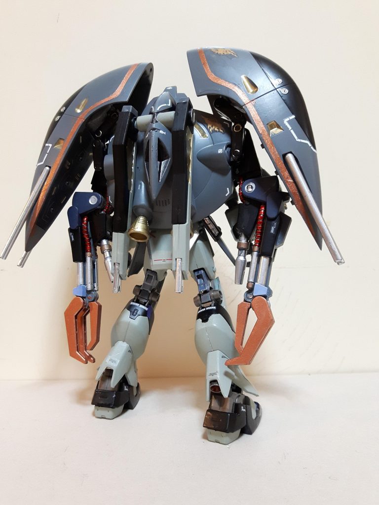 フォビドゥンのバックパック？にアビスの肩についてるやつと、ビーム兵器をつけてハンドアームもつけてます。