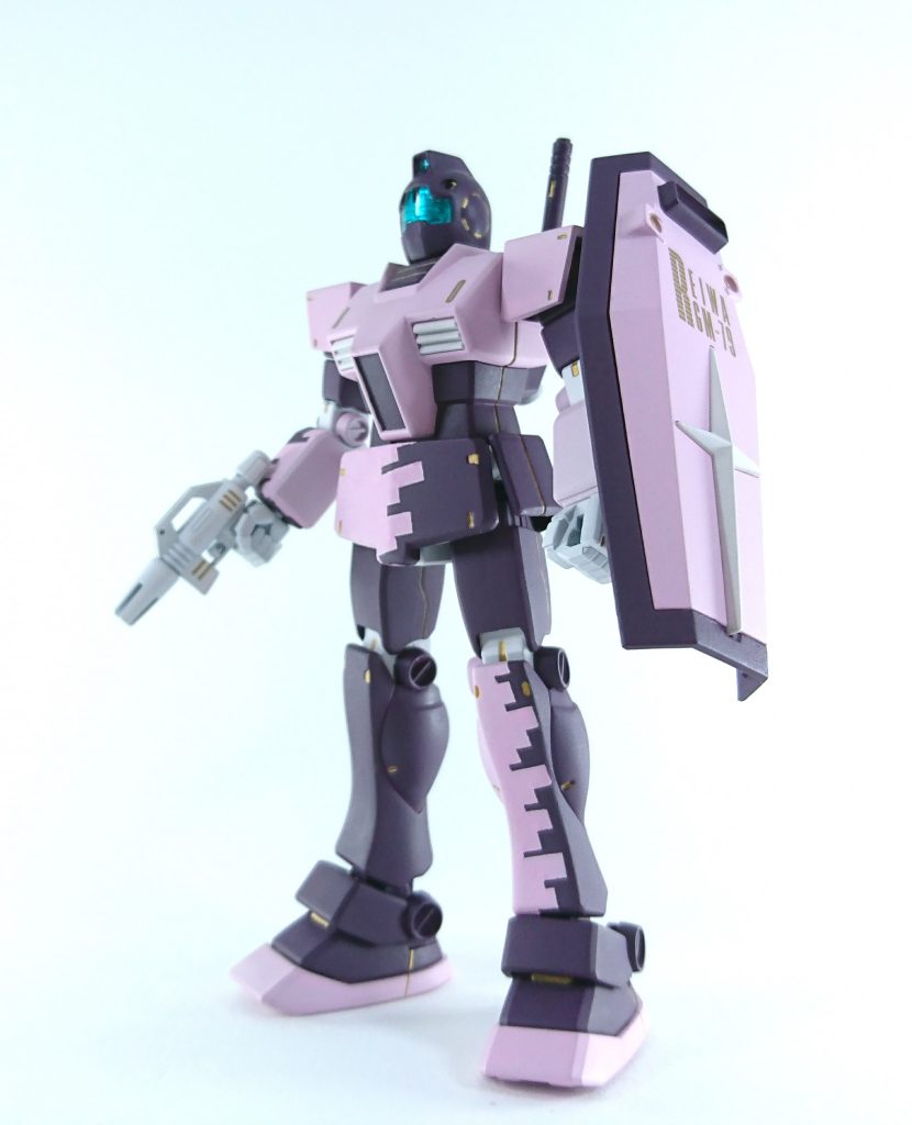 フロントショット。
基本的にはパーツ単位での塗り分けですが、一部マスキングで模様をつけて遊んでみました。