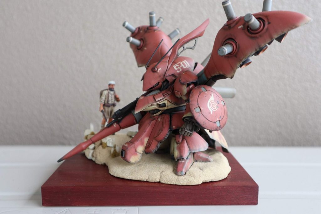 オリジナル要素としては、
・ファンネルをミサイルぽく変更
・武装はグレイズランスとリーオーのシールドを流用
・肩アーマーをガンダムバルバトスのものに交換
・もともとのモールドは曲面を生かすためにほぼ埋めました