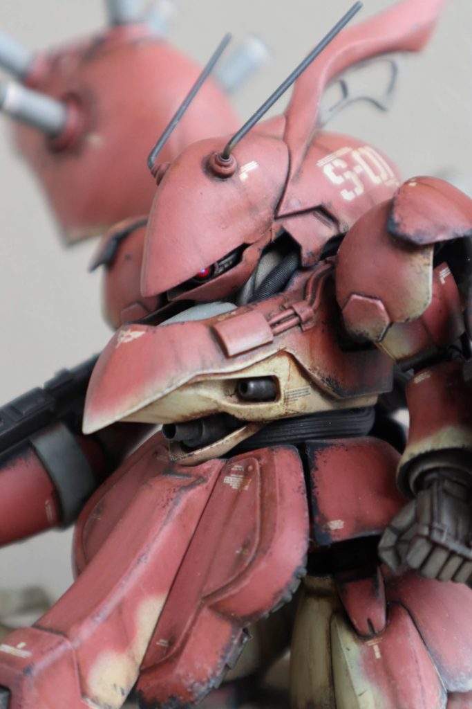 アンテナは真鍮線に交換。おでこも削り込んで小型化したほか、位置も胴体にめり込むように低くしました。デカールはMGササビーVer.Kaから流用。