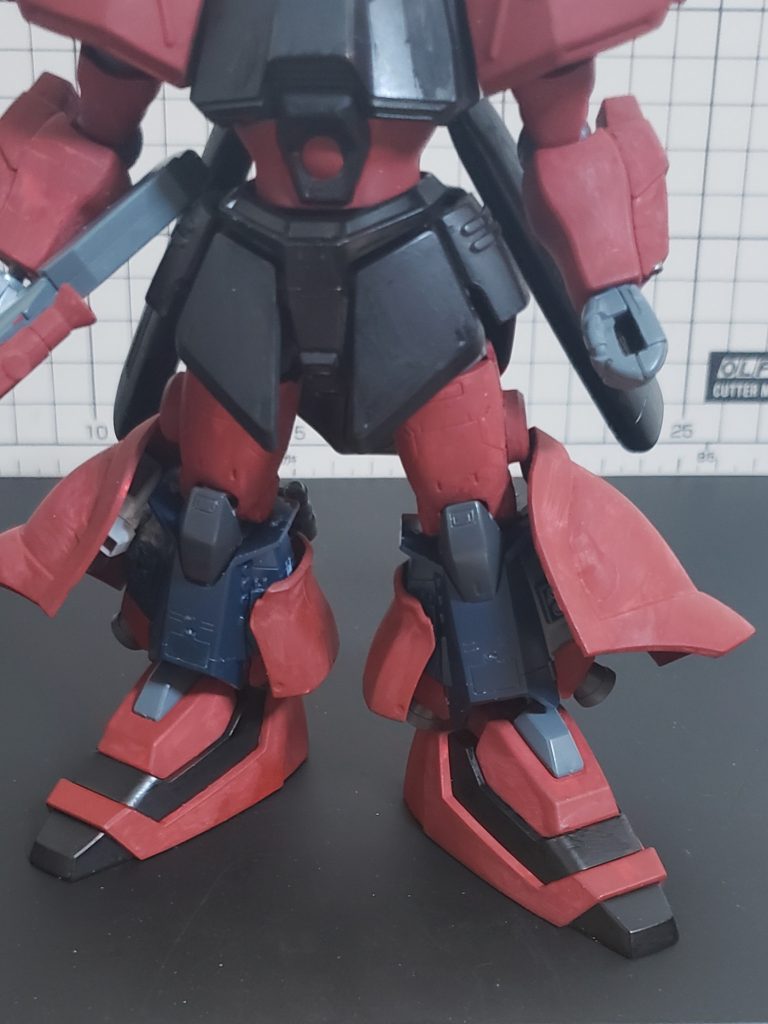 ザク足のままだとゲルググのカッコ良さが失われるので、元のふくらはぎを貼り付けてみました。