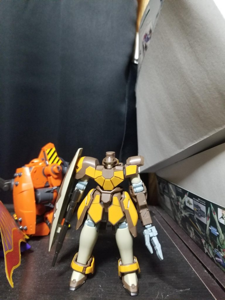 右はアウダ、左はアフマドの肩アーマーとそうびをつけてます(ライフルは普通のマグアナックです)
頭部はアウダにアフマドののアイカバー？を付けました
腰にはヒートホークも装備