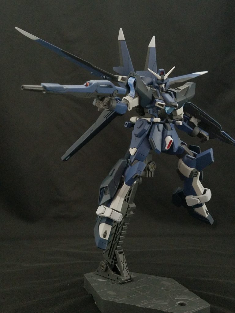 大気圏内飛行バックパック*「オオワシユニット」*装備。
ビームライフルは旧キット ガンダムDXのバスターライフル。銃身だけジャンクから拾って取り付けてます。
シールドはガンダムエクシアのGNシールドのまま。