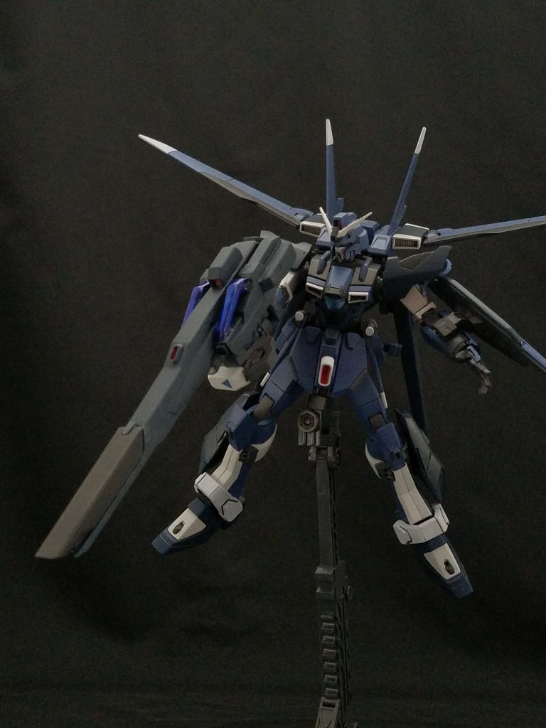 大型武装の*「ビームバスター」*です。
大まかに、旧キット ガンダムXのサテライトキャノン、旧キット ウイングガンダムゼロのツインバスターライフル、HGUC ガンダム試作3号機Sのフォールティング・バズーカをなどをガンダムエクシアのGNソードの基部と組み合わせ製作しました。