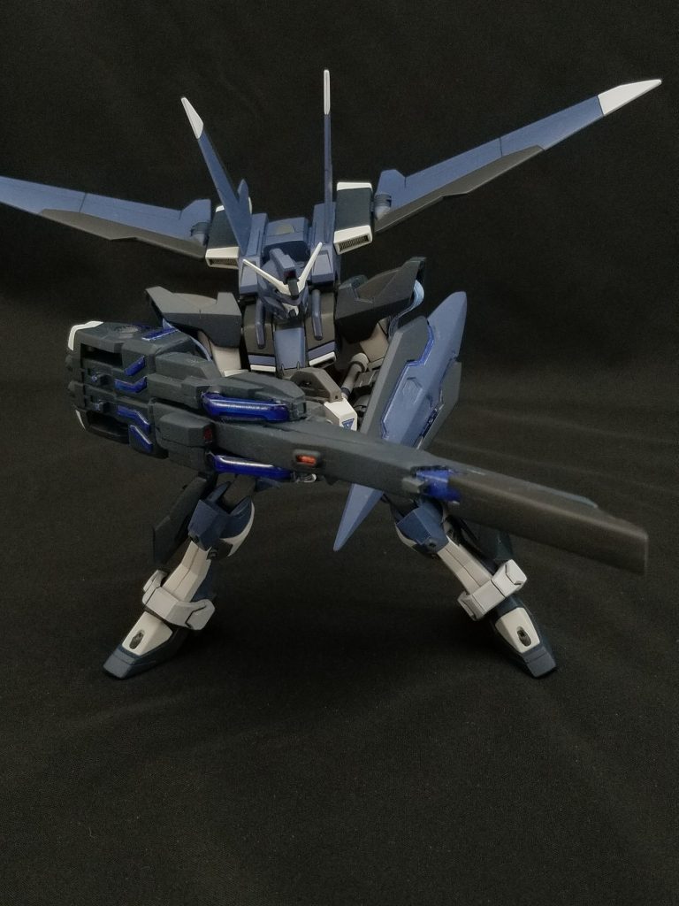 また、上記のビームバスター後部に外部ユニットを取り付けることで*「サテライトバスター」*になります。
砲身前部のスライドギミックは旧キットには無いので一度切り離し、プラ板の積層とネオジム磁石の組み合わせた物を中に仕込み製作しました。
外部ユニットは、旧HG ガンダムヘビーアームズカスタムのダブルガトリングガン、旧キット ガンダムエアマスターの胸部、HGUC ガンダムNT-1のシールド基部を組み合わせて製作しました。