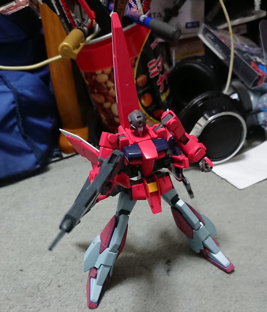 【人型形態】
唯一、頭部のバルカン砲を使用できる形態。頭部のカラーリングがグレーなのは、試験段階のテスト用を意味する。
一部機体は二種類のガンポッドを任務によって使い分けたり、某アニメの登場人物みたいにトゥーハンドと呼ばれるような二丁銃使いだったりと、実戦投入された6機は操縦士によって、それぞれ違う個性をもっている………