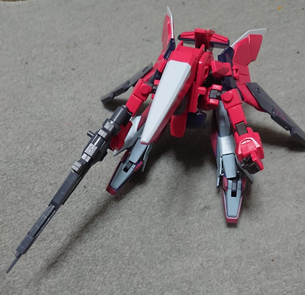 【中間形態】
都市内での戦闘に特化した形態。
変形する際、ピーキーな操作系統を持つため、相当訓練した兵にしか操作できなかったが、制式採用された際、操作系統は若干見直された模様………