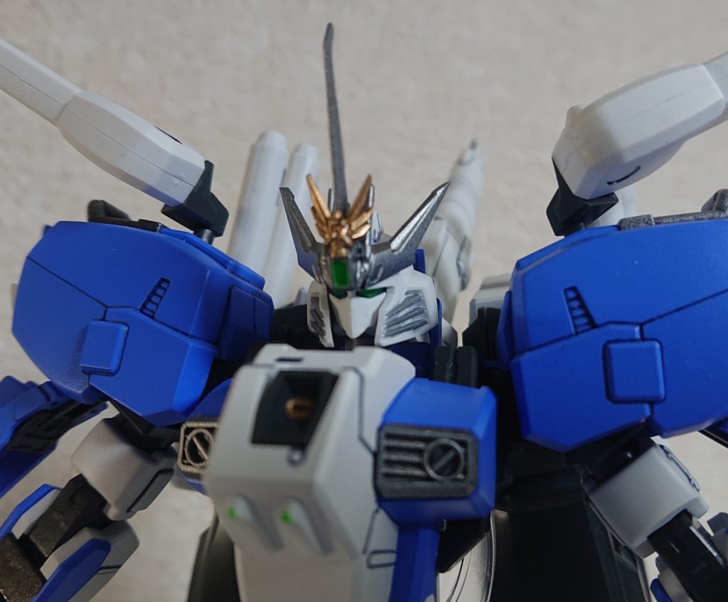 頭部アップ
システムがAliceなので、額には人物模型を改造したモニュメントを。角はバルバトスルプスとイフリート?の余剰パーツです。マスクは顎をカットし、某ターヘッド風にf(^_^;