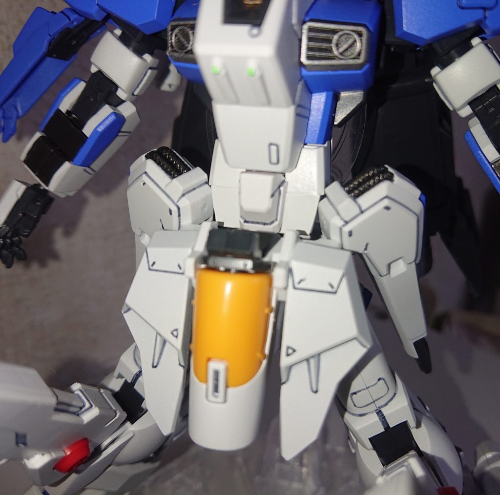 腹部は、ギャンスロ余剰のギャンの靴にポリキャップを仕込み、角度を付けて延長してます。