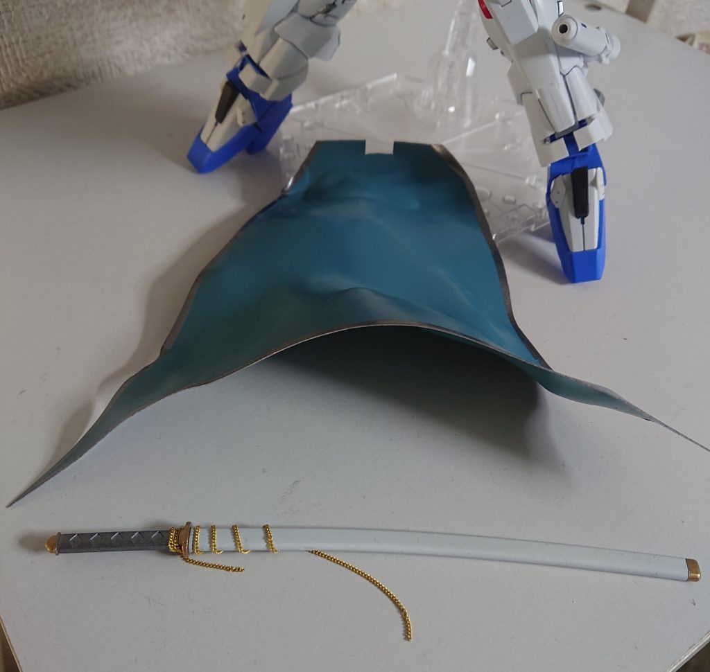 マントは0,3ミリのプラ板を加工。
刀はMSGの日本刀に100均のチェーンでデコレートしてます。