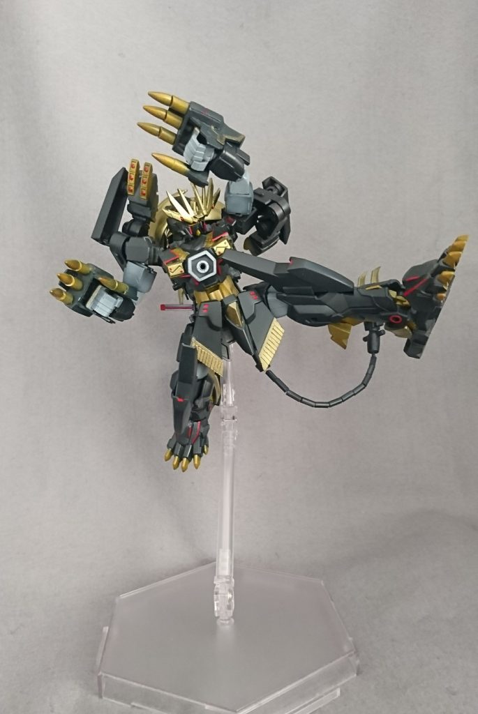 サイドアーマーが無いのでこの状態は可動はそこそこ