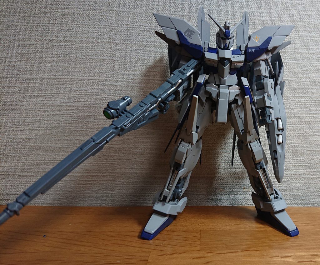 機体設定
大気圏内での運用を前提としたデルタプラスの強化プラン。機動力やセンサー類の強化にカイのパーツが流用されているがハイメガキャノン、プロトフィンファンネルやナイトロのような過剰な火力、一般的な兵の運用に問題を来すような装備は排しTMSとしての能力の純粋な強化に留めた実戦的な機体になっている。