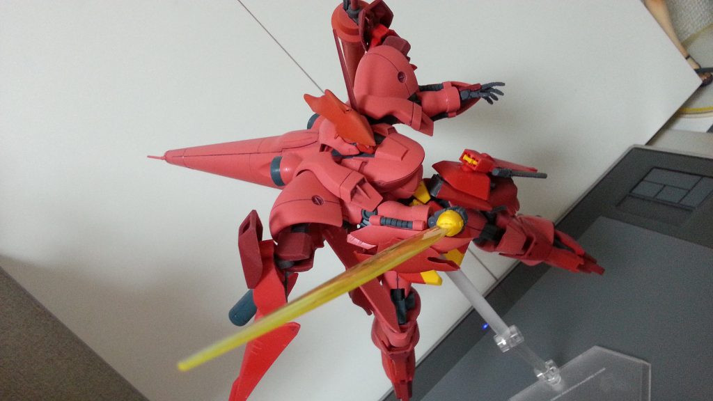 斬撃モーション。
大型ビームソードはハイパービームサーベルにも勝るとも劣らない威力を持つ。
鞘にはサブウェポンでヒート剣が備えてあり、止めや投擲等でけん制にも使える。
肩のヴァリアブルシールドにはランスを懸架することが出来、フレキシブルに稼働するので着脱もスムーズに行える。