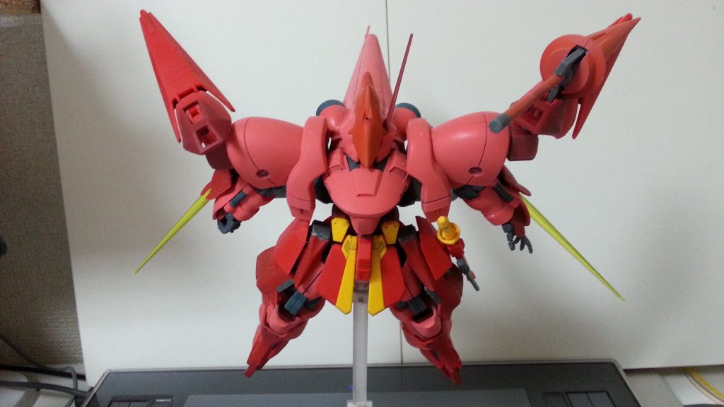 腕部ビームサーベル。
両腕の追加装甲内に備えられてあるビームサーベル。
直接手に持つことは出来ないが、ビームガンとしての運用も可能。
機関砲とビームガンの掃射は充分な脅威である。