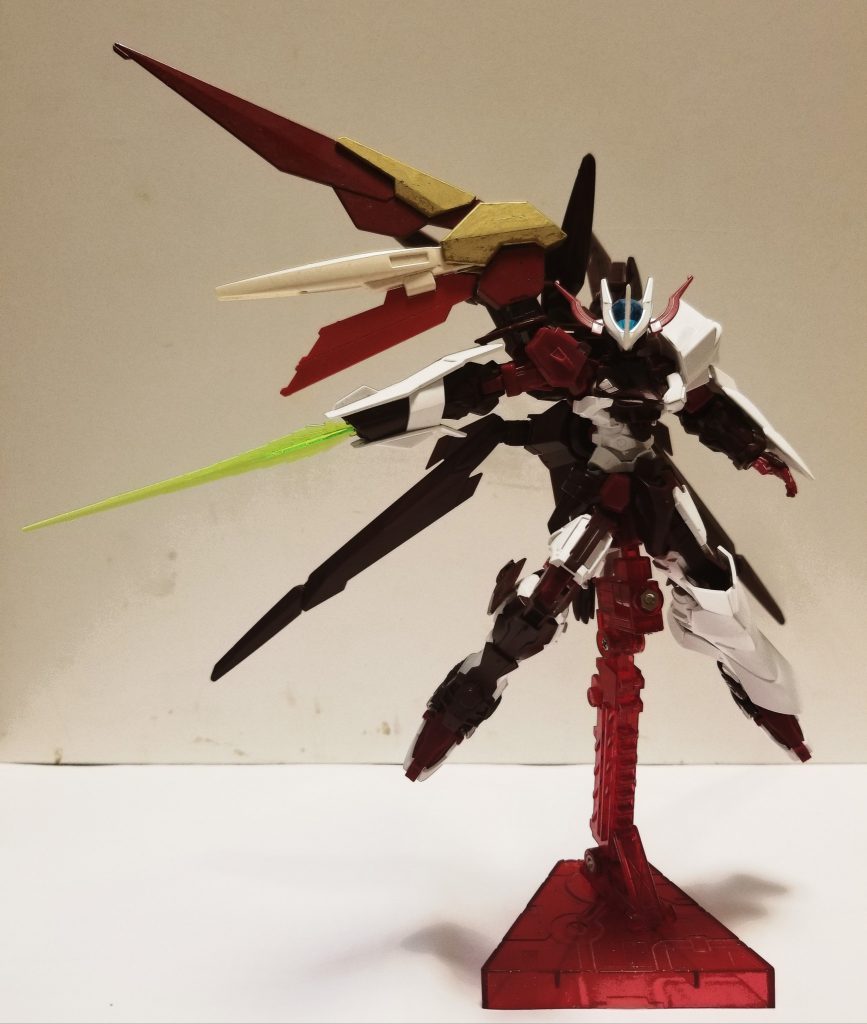 右肩にフェニーチェのウイングパーツをたしました!
本来ならウイングとしての役割ですが、コンセプトとしてはこのウィングから大気中のエネルギーを集め右手に集約してエネルギーブレードとして使用するってかんじです!
それ用の武器もつくりたい!