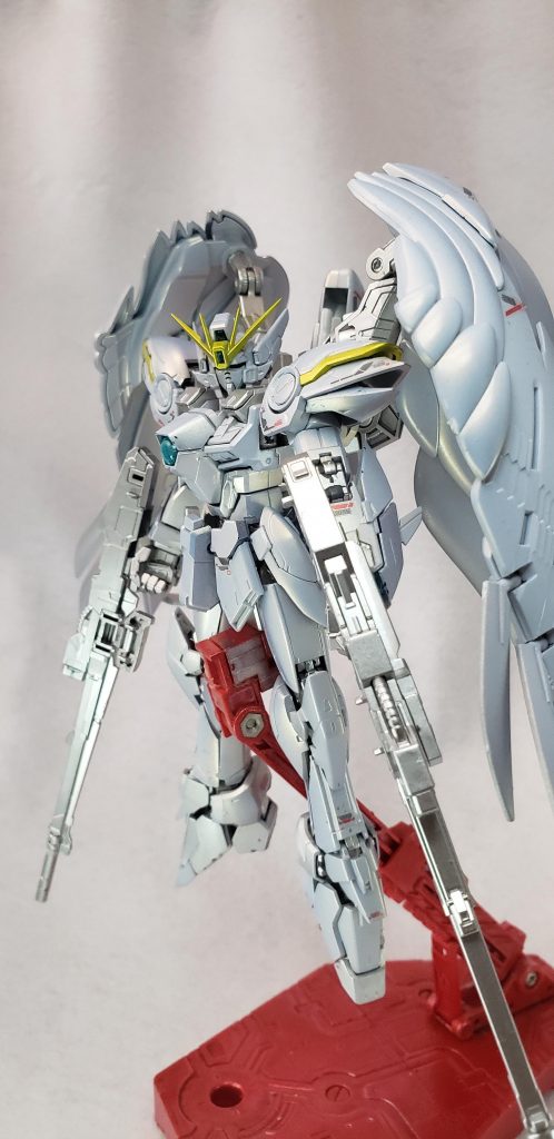 ポーズ2
^^^^^^^^^^^
バスターライフル
毎度お馴染みの大出力ビーム砲。ウイングガンダムのそれと同様、カートリッジ方式を採用しているが、こちらはエネルギーを使いきったカートリッジが実弾のそれのように排莢される描写がある。
作中では1挺のみ携行しているが、8巻表紙ではウイングゼロの様に2挺のバスターライフルを携えた本機が描かれている。