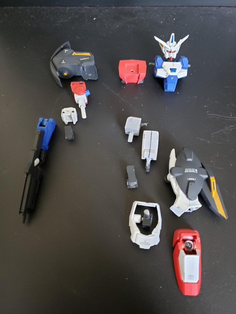 関節は全て作り替えてあり、腰も可動部を増設しています。