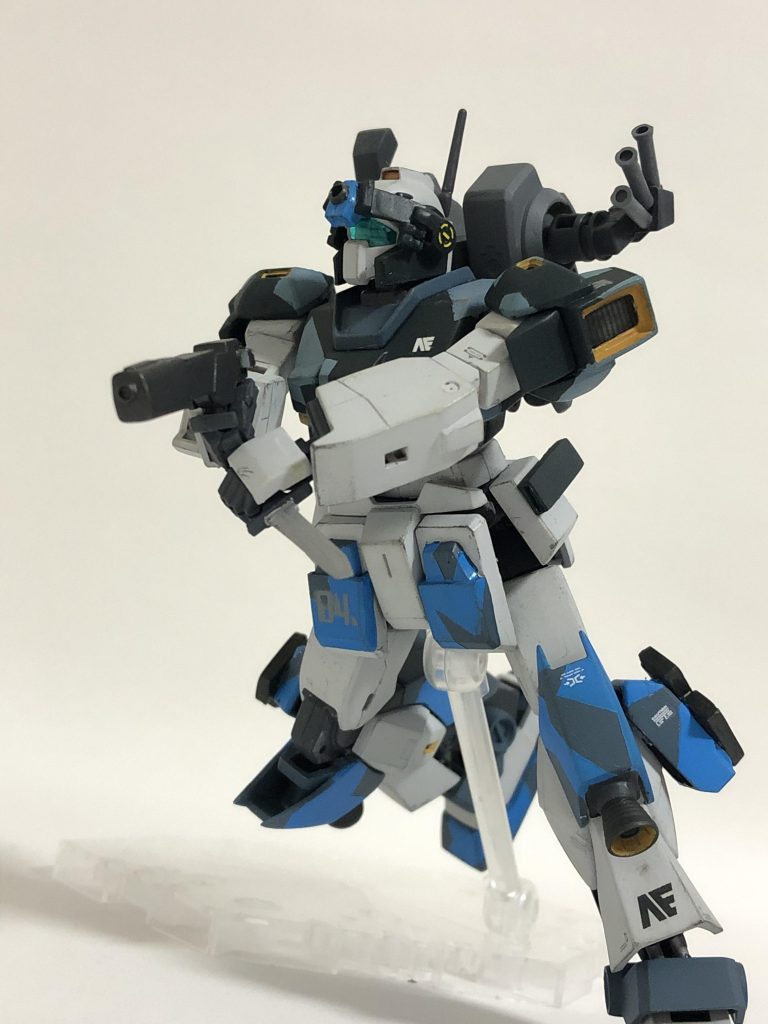 ハンドガンとナイフを持たせて。
固定武装がほぼない機体ですので、フェイルセーフとして腰アーマーに装備できるようにしました。ナイフは鞘から抜けるようにしています。