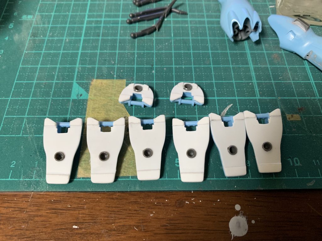 足裏も肩裏と同様にプラ板で塞ぎバーニアを追加❗️