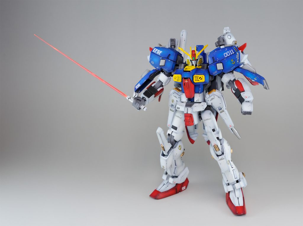 社外品のクリアサーベルがおまけで付属。元キットの白一色の短いサーベルもお付けします。