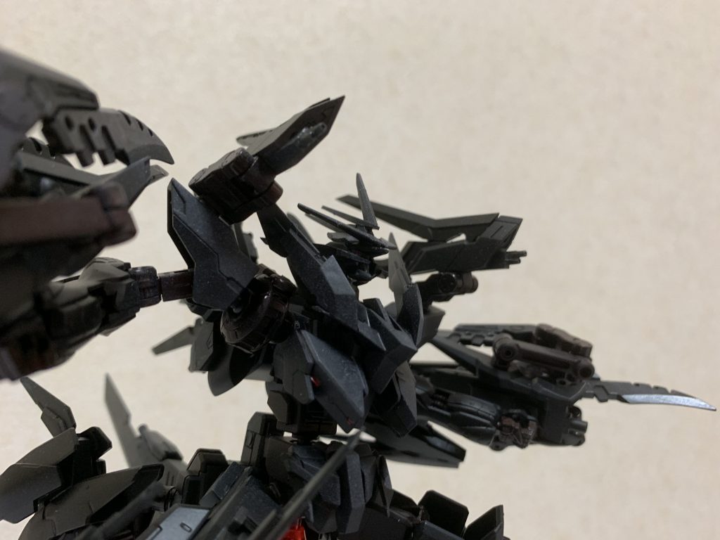 2連装サブマシンガン
肩に装備されてるガンダムベスティア用のサブマシンガン。