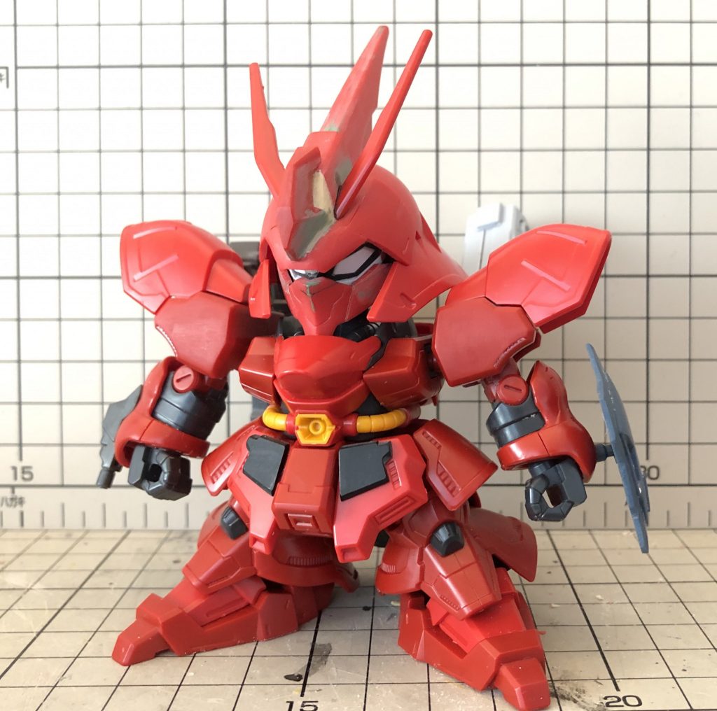 改造途中の写真ですみません😅
フロストアーマーはシナンジュのリアアーマー、シールドは旧BBサザビー、右腕はBB戦士バルバトスのパーツを使用。
ここから両膝に旧BBサザビーの股間、胸にBB戦士GP01、両肩にSDCSナイチンゲールを追加しました。
手首はビルドパーツを使用、ビームサーベル系はHGシナンジュを使用しました。