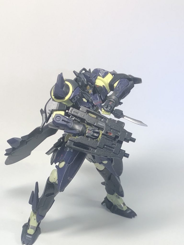 まずは、ツインビームマシンガンとナイフ
マシンガンで牽制しながら接近し、ナイフで急所を突く
そんな戦法を得意としている気がします